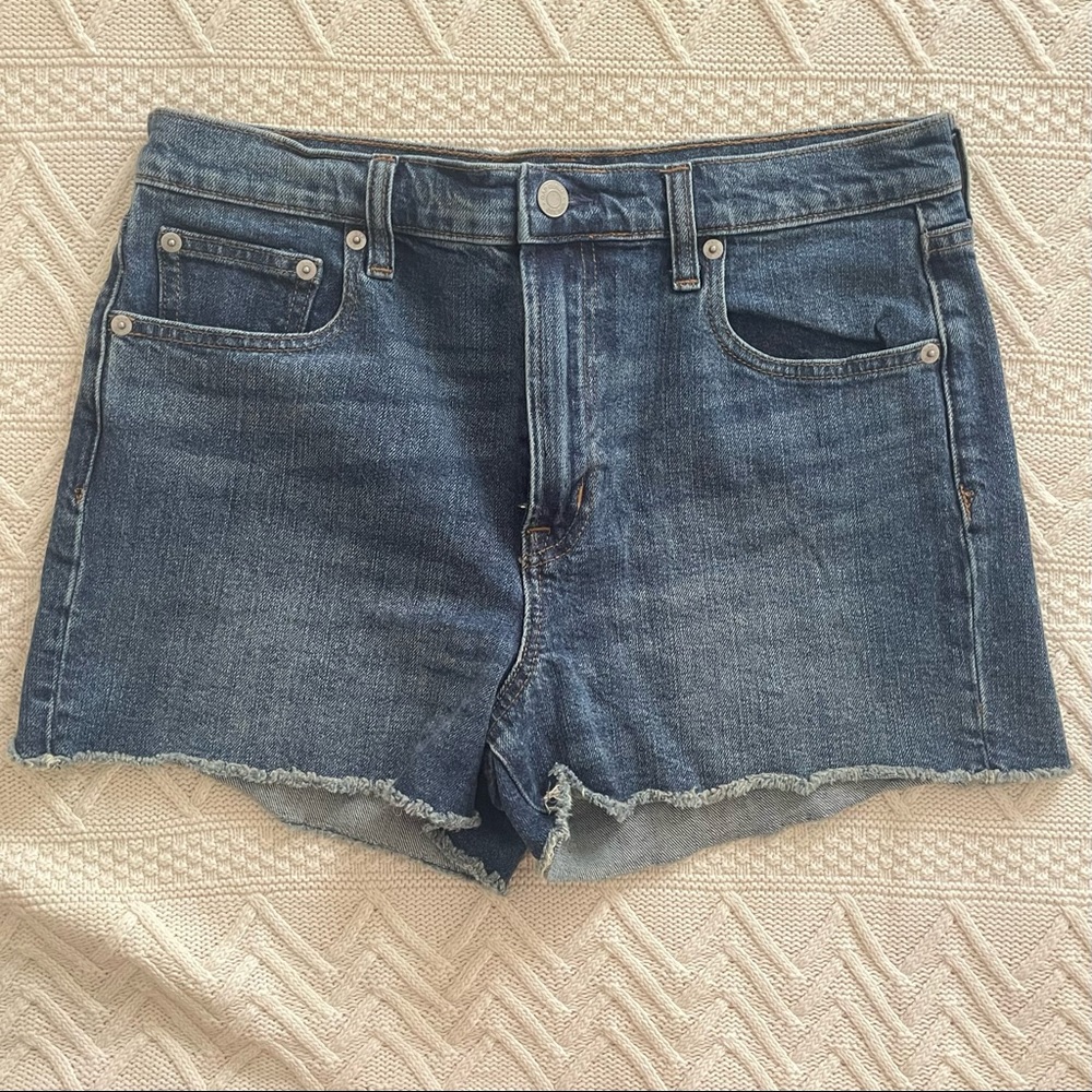 GAP women size 30 midrise Jean shorts
